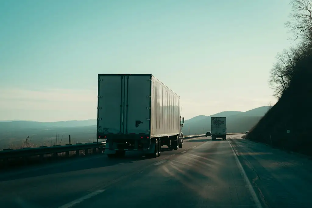 Caminhões de carga trafegando em rodovia